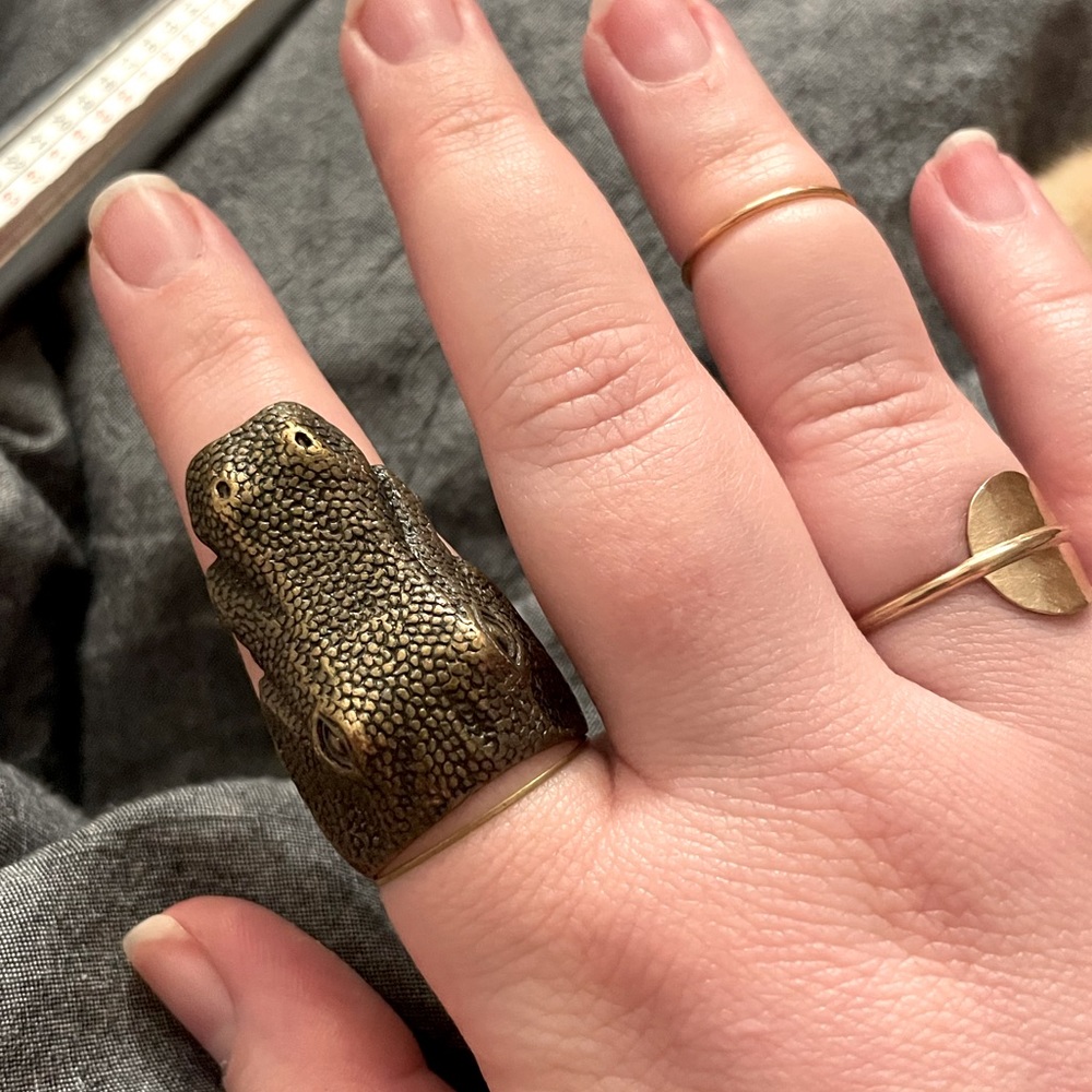 alligator ring